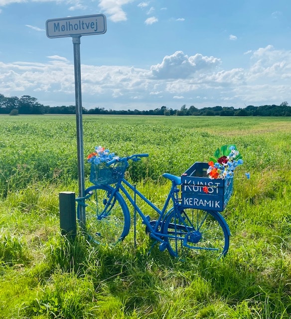 Fahrrad an einem Wegweiser bei einem Pintrip-Gastgeber