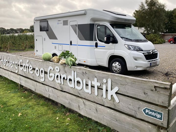 autocamper ved indgang til pintrip vært som er gårdbutik